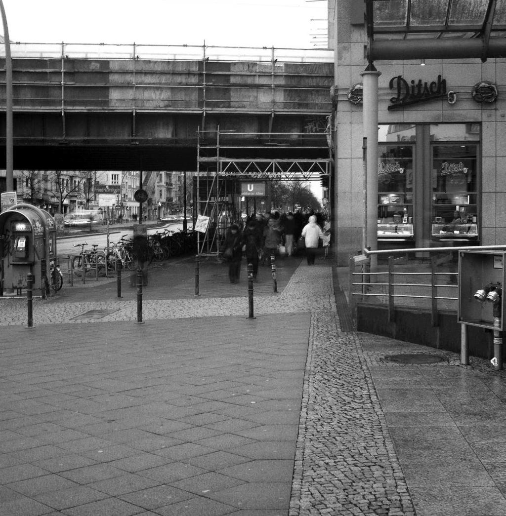 04.01.2012 / Berlin-Friedrichshain S-Bahnhof Frankfurter Allee Drei Jugendliche im Alter von 15 und 16 Jahren werden gegen 23.