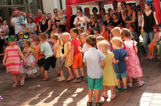 2015 Karl Plisch Im Rahmen eines Sommerfestes wird der AWO-Kindergarten Harrer-Haus in Kolbermoor bei herrlichem Wetter feierlich eröffnet.