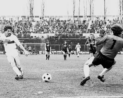 Historie VfB vs. Eintracht 13.03.1982 Am 25. Spieltag der Saison 1981/1982 empfing der VfB die Eintracht aus Frankfurt im Neckarstadion. Die 17.000 Zuschauer mussten sich bis zur 28.