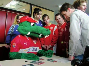 Seinen Besuch rundete dann noch eine ausgiebige Autogrammstunde ab, die das VfB- Krokodil erst beendete, als auch wirklich jeder Autogrammwunsch erfüllt war.