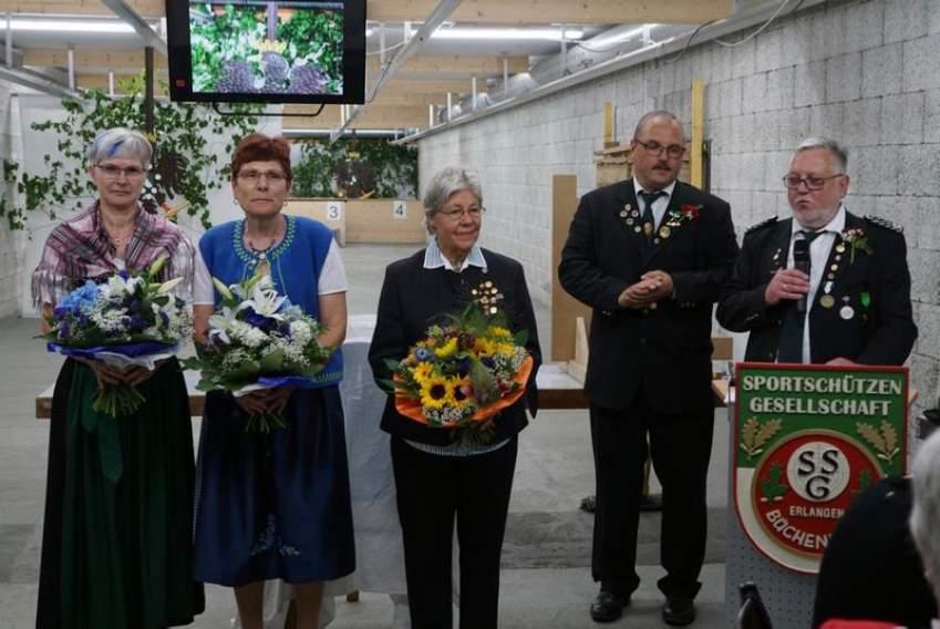 wollen hier aber nicht Wie in jedem Jahr erfahren die frisch gebackenen Bayerischen Meister gleich eine erste Ehrung mit herrlichen Blumensträußen.