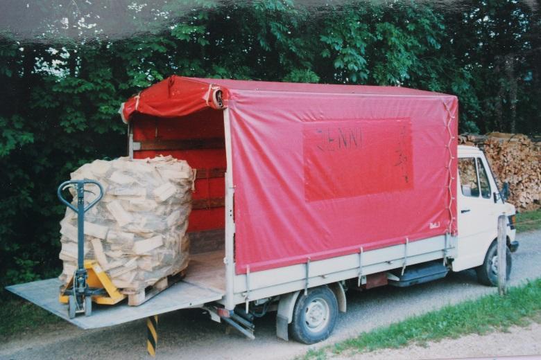 1995 2000 Lieferwagen mit Hebebühne, ständig überladen.