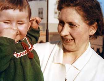 Schutz für werdende Mütter Mit der Novellierung des Mutterschutzgesetzes aus dem Jahr 1942 wurden auch die Heimarbeiterinnen und Hausfrauen mit in den Schutz einbezogen.