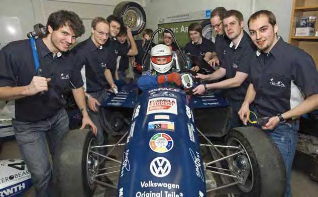 Excellent teaching Sie waren bereits in Hockenheim, in Detr oit und Silverstone: Die Mitglieder des Ecurie-Aix- Teams vereint die Motorsport-Leidenschaft.