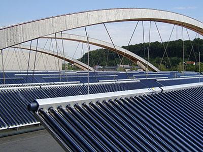 Der solare Anteil beträgt ca. 50% des Wärmebedarfs im Sommer. Vor dem Welser Projekt wurden bereits drei Anlagen dieses Typs in Österreich realisiert, welche in das Fernwärmenetz von Graz einspeisen.