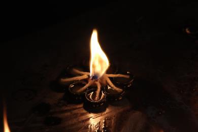 Wir finden die gemeinsamen Räucherungen, klären den Ablauf, genießen den Aufbau und freuen uns auf die Überraschungen des Tages. 12. Tag / Tiruvannamalai Erdgöttinnen Ritual im Freien am hl.