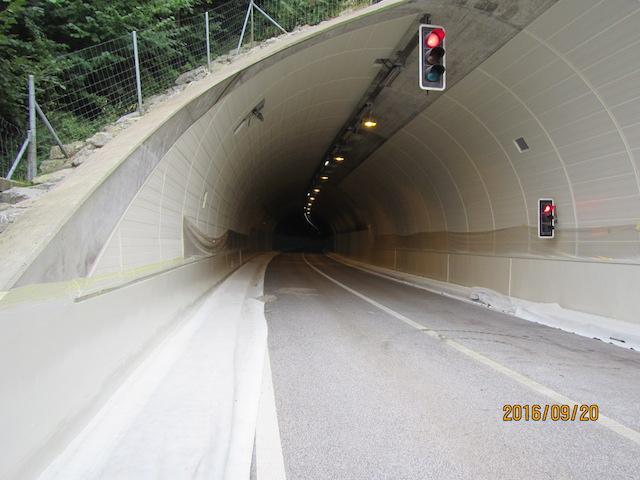 Die gesamte Tunnelwand wurde verkleidet, um den Schall effektiv zu