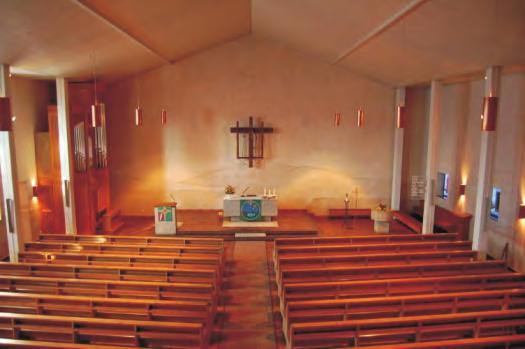 Der Kirchenbau Die Kirche ist ein schlichter Hallenbau (17 x 24 m) mit schmalen seitenschiffartigen Gängen, einem flach geneigten Satteldach und