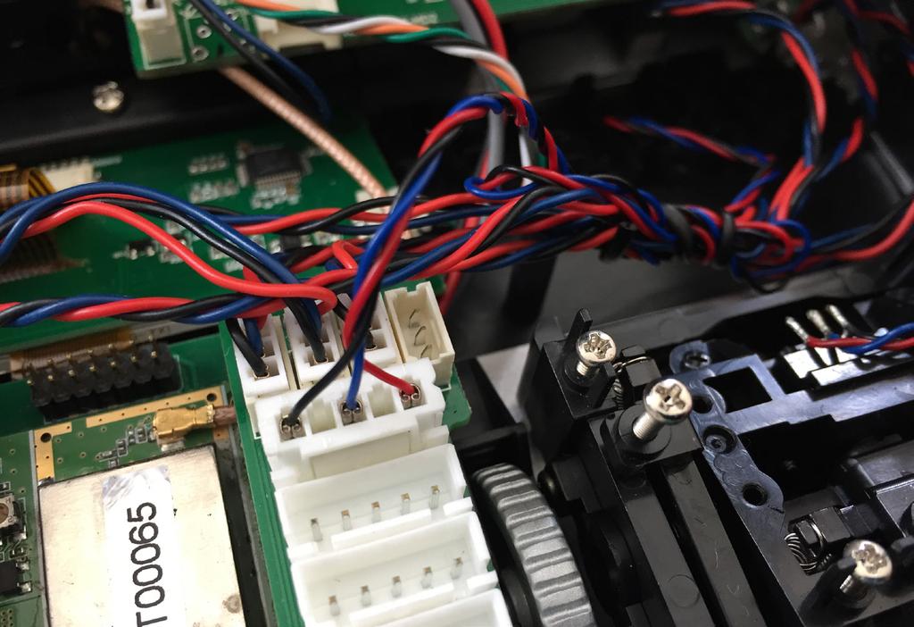 Die Kabel des Kingpads mit den vorhanden Schalterkabeln im Sender bündeln. Nun werden die Stecker laut Abbildung unten in den weissen XH Stecker eingesteckt.