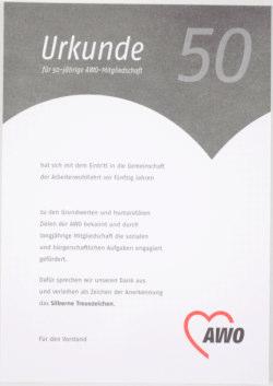 Urkunde für 25 Jahre Klarsichtmappe im Metallic- Look mit "graviertem" AWO-Logo.