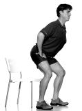 Setzen Sie sich erhöht z. B. auf einen Tisch und baumeln Sie mit den Beinen. Diese Übung wird noch effektiver mit Gewicht an den Füßen (z. B. schwere Wanderstiefel, Inlineskater oder Gewichtmanschetten).