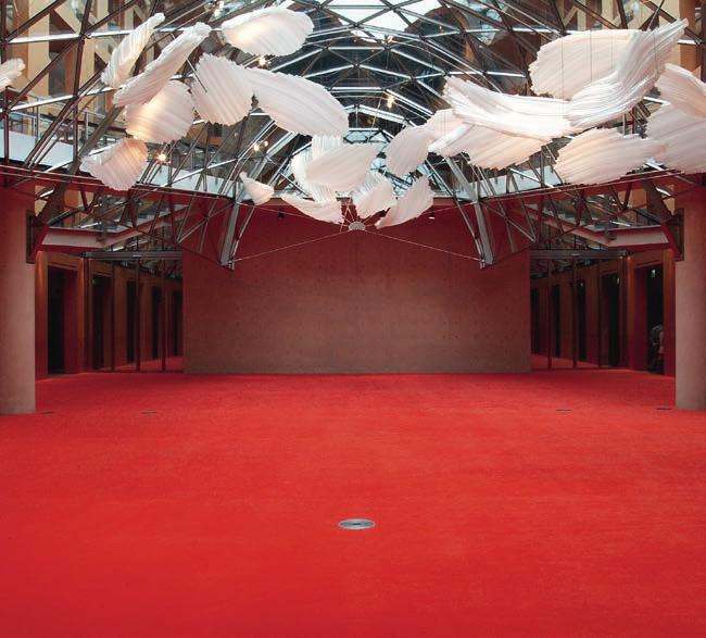 Roter Teppichboden» Glaskunst-Installation» Sichtbetonwand (B 12,00 x H 5,58 m)» Zugang zu Foyer und Gehry