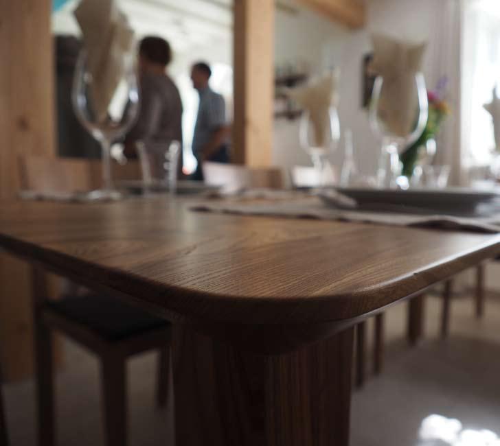 TISCH Theo Theo, hier in Rüster Sachliche Eleganz Geschickt kombiniert wird hier der klassische Vier-Fuß-Tisch mit einer Platte, die nach innen abgeschrägt ist.