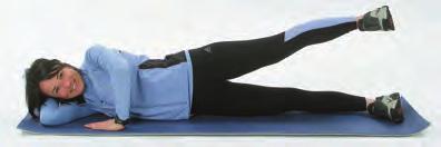 Unten liegenden Arm unter den Kopf legen (nicht abstützen), oben liegender Arm stützt vor dem Körper ab Abduktoren-Training (seitliche Gesäß- und Beinmuskulatur) mit gebeugten Beinen 8 Ausführung