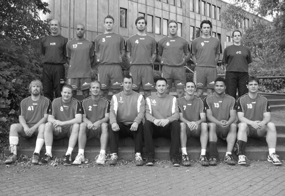 12 MANNSCHAFTSFOTO Die 1. Herrenmannschaft des ATSV. Hintere Reihe von links: Trainer Hans Riedel, Thiago Santos.