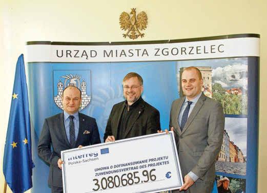 Görlitzer Bürgermeister Dr. Michael Wieler den unterzeichneten Zuwendungsvertrag für das deutsch-polnische Projekt Brückenpark/Park Mostow.