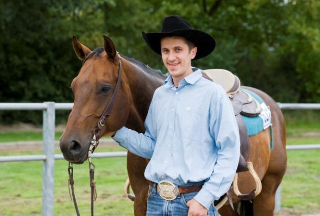 Elias Ernst Da seine Eltern seit jeher Pferdevernarrt waren, hatte die Familie des 26-jährigen Elias Ernst immer schon Pferde. Er selbst reitet seit seinemfünften Lebensjahr.