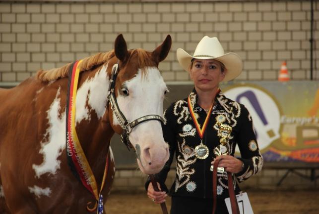 Birgit Bayer-Sassenhausen Seit über 20 Jahren züchtet, trainiert und unterrichtet Birgit Bayer-Sassenhausen im Gestüt Büttgerwald sehr erfolgreich Pferd und Reiter.