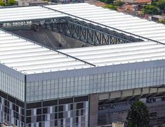 Die Arena Pernambuco ist von einer Kunststofffassade umgeben, welche durch verschiedene Lichteffekte dem Stadion immer wieder ein neues Aussehen verleihen kann.