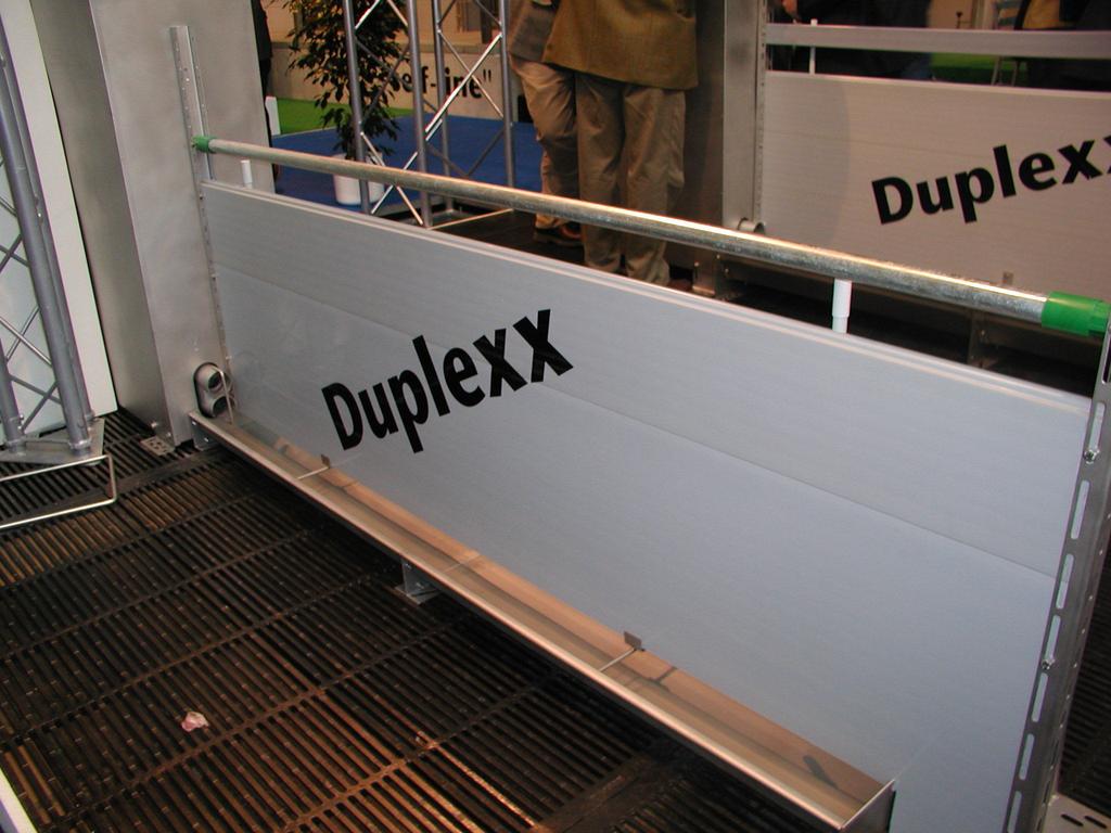 2. Literatur Die Trogspülsysteme Duplexx (Abb. 8) und PigMix zählen zu den sensorgesteuerten Flüssigfütterungssystemen. Das trockene Futter wird mittels eines Wasserstroms im Trog verteilt.
