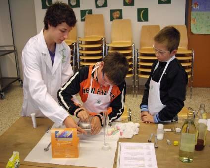 Aktion Faszination Chemie Oberschüler experimentieren mit Grundschülern Gemeinschaftsprojekt