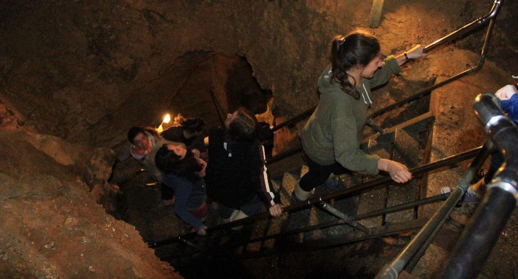 - 3 - Abbildung 3: Studierende besichtigen die Laichinger Tiefenhöhle (Kaitinnis 2017) Dienstag Loisach-Kochelsee-Moore Am Dienstag machte sich die Exkursionsgruppe um 8:30 Uhr auf den Weg nach