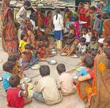 1 DAS PROJEKT IN KÜRZE Entwicklungsprojekt Aparajita in Indien 1 Mangelernährte Kinder erhalten im Rahmen eines Ernährungsprogrammes eine nährstoffreiche Mahlzeit.