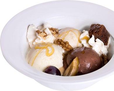 DÄ VO HIE IN DER STEINZEUGSCHALE Haselnuss-Schokolade- Vanilleglace auf wenig Ahorn-Carmelcreme aus