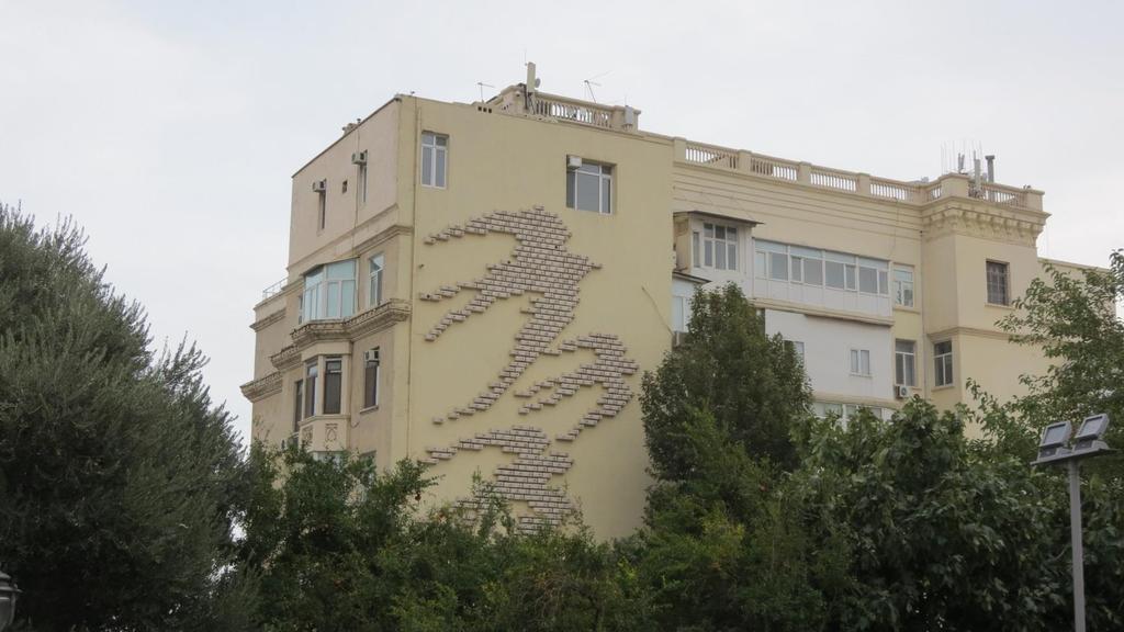 Trotz vieler Tipps und Tricks: Geduld ist oftmals gefragt Meistens im 1. Jahr noch keine Annahme. An diesem Wohnhaus in Baku in Aserbaidschan sind mehrere Nistkästen mit Lockrufanlagen ausgestattet.