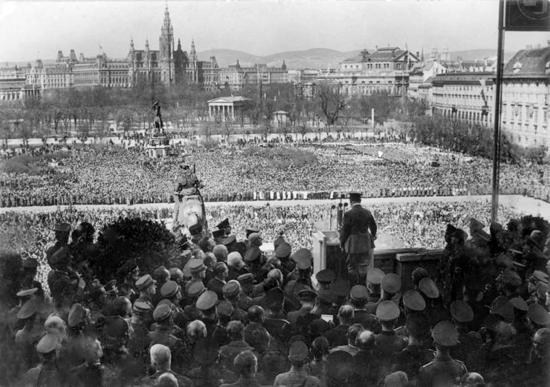 1933 45: Das Dritte Reich Nach der Umwandlung der Weimarer Republik in eine Diktatur unter der Nationalsozialistischen