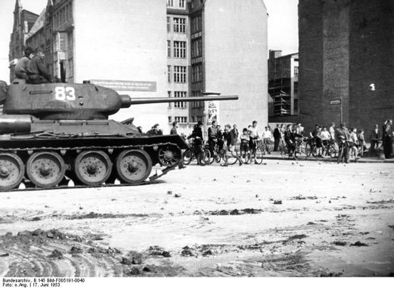 17. Juni 1953: Aufstand gegen das DDR-Regime Der Aufstand vieler DDR-Bürger gegen die Planwirtschaft der