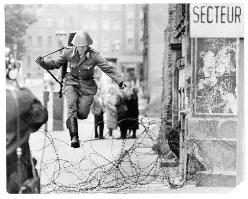 1961: Bau der Berliner Mauer Um eine massenhafte Republikflucht der DDR-Bürger zu verhindern, wird 1961 die deutsch-deutsche
