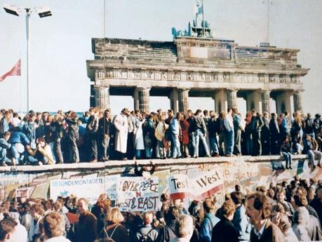 9. November 1989: Mauerfall Nach Protesten und der Massenflucht von DDR-Bürgern öffnet deren Regierung die deutsch-deutsche