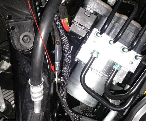 Sapannungsversorgung +12V (2) Schließen Sie das rote Kabel an den Pluspol des Fahrzeuges an.