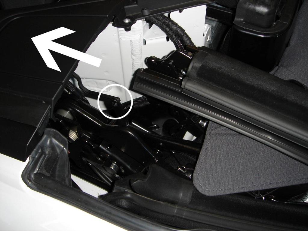 Seite17 Installation und Funktionsweise BMW 6er Cabrio (E64): ACHTUNG: Der Einbau des Komfort Moduls kann zum Erlöschen der ABE des Fahrzeugs führen. Das Verdeck nicht unbeaufsichtigt betreiben.