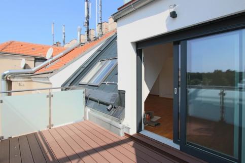 Die Wohnung im Maisonetten-Stil bietet auf der unteren Ebene einen geräumigen Wohnbereich mit offener Küche und Ausgang auf den ca. 9,8m² großen Balkon in ruhiger Innenhof Ausrichtung.