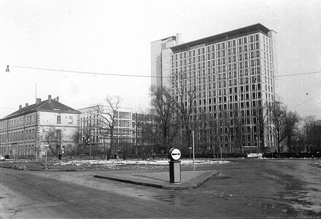 Der Königsworther Platz mit dem Conti-Bau und der Ulanenkaserne Zum Gebäudebestand auf unserem Conti-Campus gehört zunächst ein fünfgeschossiger Baukörper (ehemaliges Direktionsgebäude), der parallel