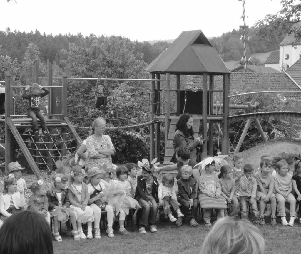 Entdecken und erleben im Kindergarten Viel Beifall bekamen die Kinder für ihre Lieder und Tänze Bei schönem Wetter konnten die Kinder des Kindergartens St. Hermann ihr Blütenfest im Garten feiern.