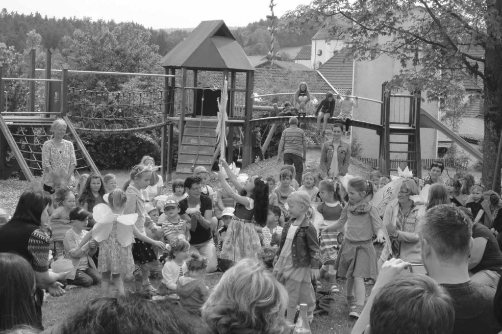Schon lange vor dem Fest hatten die Erzieherinnen mit den Kindern Lieder und Tänze über den Sommer mit seiner Blumenpracht eingeübt.