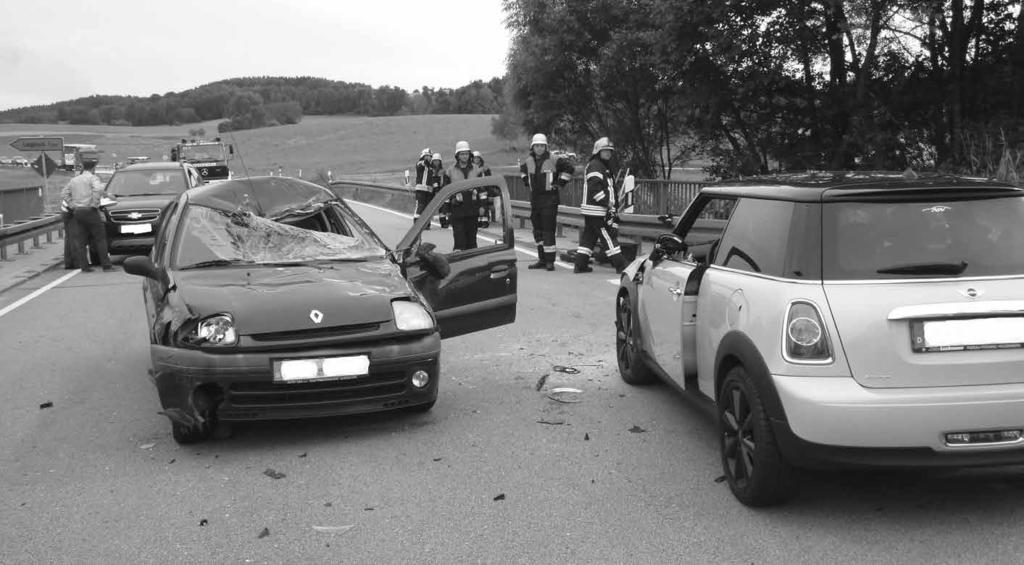 Die Opelfahrerin fuhr durch die Wucht des Auffahrunfalls auf den abbiegenden Wagen des junges Mannes auf. Vier Verletzte wurden vom BRK Regen ins Kreiskrankenhaus Zwiesel gebracht.