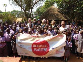 Schulfahrten und Auslandskontakte Schulfahrten und Auslandskontakte Ankunft an der Jacaranda School Besuch einer Teeplantage Willkommensfeier Besuch der öffentlichen Schule Abenteuer Malawi Reise zu