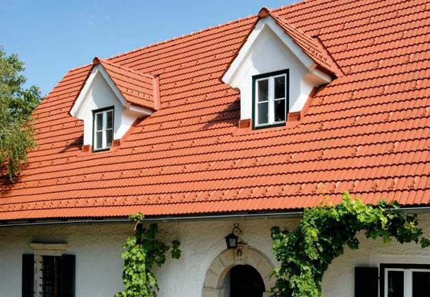 Daheim am Land Die Gestaltung des Daches in der Farbe Naturrot stellt eine gelungene Lösung für dieses Bauerhaus dar.