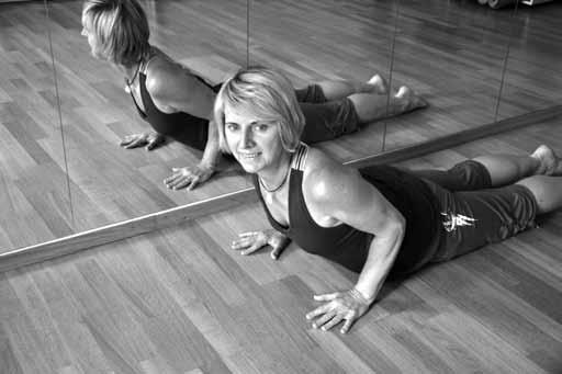 Menschen mit körperlichen Besonderheiten oder längeren Bewegungspausen sowie ältere Yoga-Praktizierende können eine neue Art von Yoga im Sitzen oder Liegen kennenlernen.