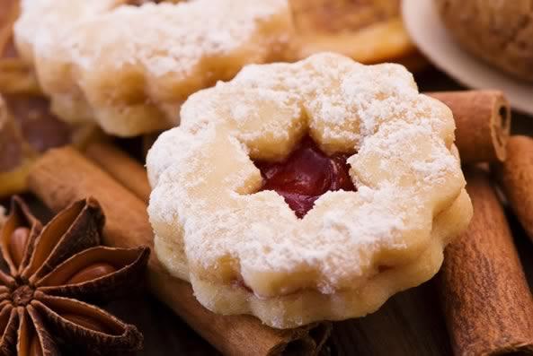 Linzer Törtchen Zutaten: 300g Mehl 150g Zucker 100g gem. Nüsse 250g kalte Butter 2 Eigelb, 1 EL Zitronensaft abger.