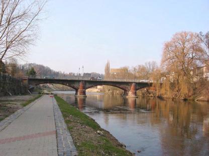 B km 32 + 667 Straßenbrücke S247 (Nr. 13) Abbildung 2: B km 32 + 667 (Nr. 13), Straßenbrücke S247 in Lunzenau - Bogenbrücke mit 3 Durchlässen (2 Flusspfeiler, 3 Durchlässe im Flussbett).
