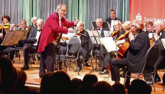 Das meist ältere Publikum auf ein Konzert mit Stücken aus Oper und Operette, aber auch wie der Name des Orchesters aus Wiesbaden, Johannchester, schon ankündigte, auch einigen Walzern.