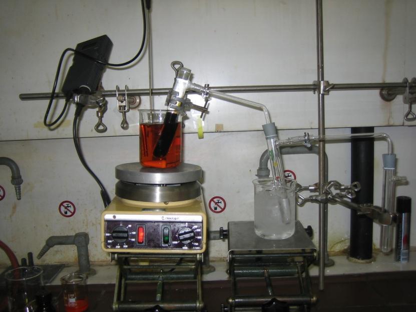 Aufbau Heizfühler Reaktionsgefäß (Saugröhrchen) Ölbad Auffanggefäß (Saugröhrchen) Magnetrührer Gefäß mit Barytwasser (Saugröhrchen) Eisbad Abb. 1: Versuchsaufbau.