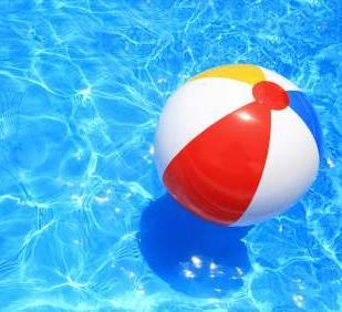 Gedanken Liebe Leserinnen und Leser! Das Bild weckt sommerliche Urlaubsgefühle: Ein Ball schwimmt ganz entspannt auf dem Wasser. Am liebsten möchte man reinspringen zu ihm ins erfrischende Nass.