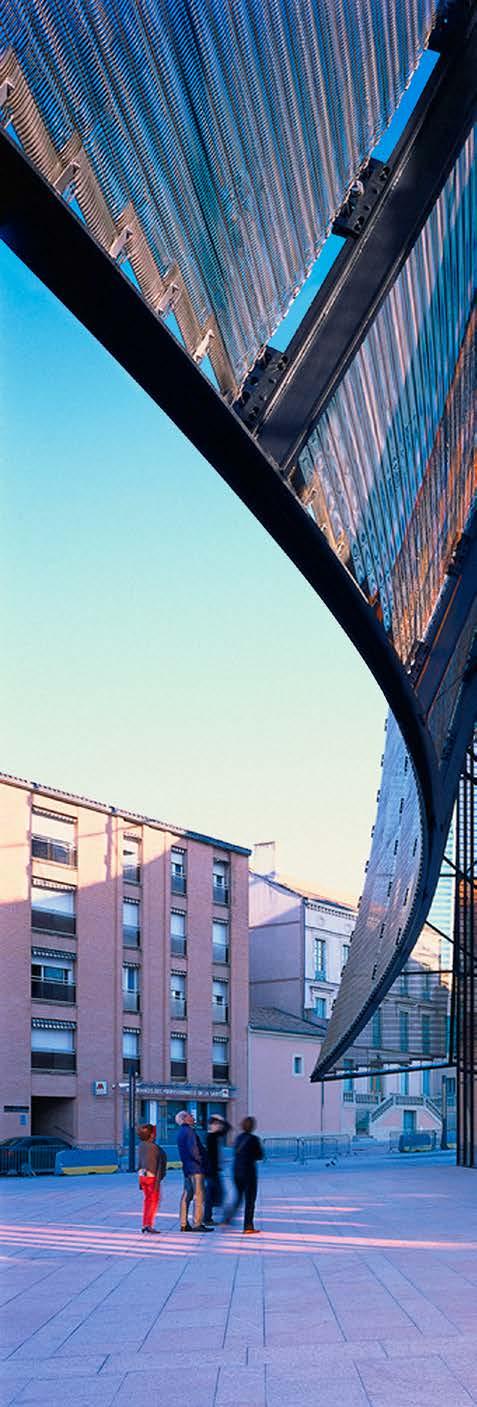Die Glasblöcke mit dem Format von jeweils 300 Millimeter x 300 Millimeter ergeben in ihrer vertikalen sowie ihrer Anordnung über Winkel ein dreidimensionales Portal mit freitragenden Strukturen.