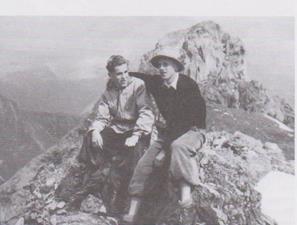 Alois Port (* 1931) und Andreas Schorer (* 1938) erklommen als erste den schneebedeckten Gipfel.